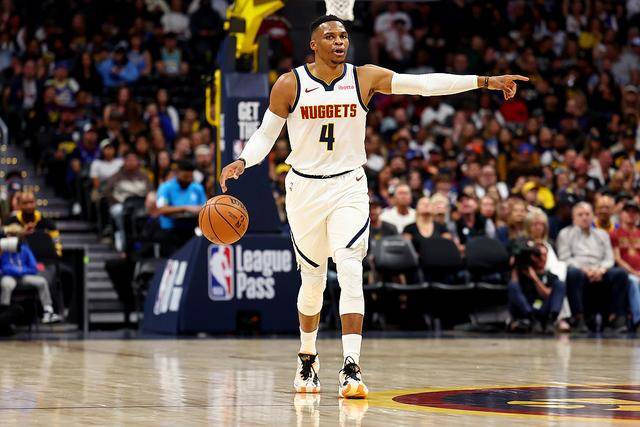 NBA历史上仅有三人第二年同时具备此逆天数据